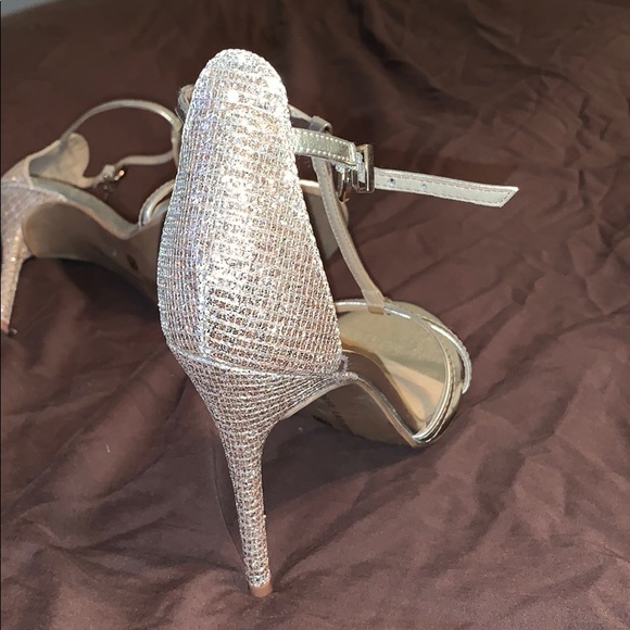 Gold heels - Picture 2 of 2